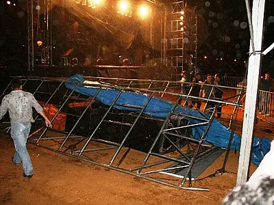 Vento derruba estrutura de show em Coxim