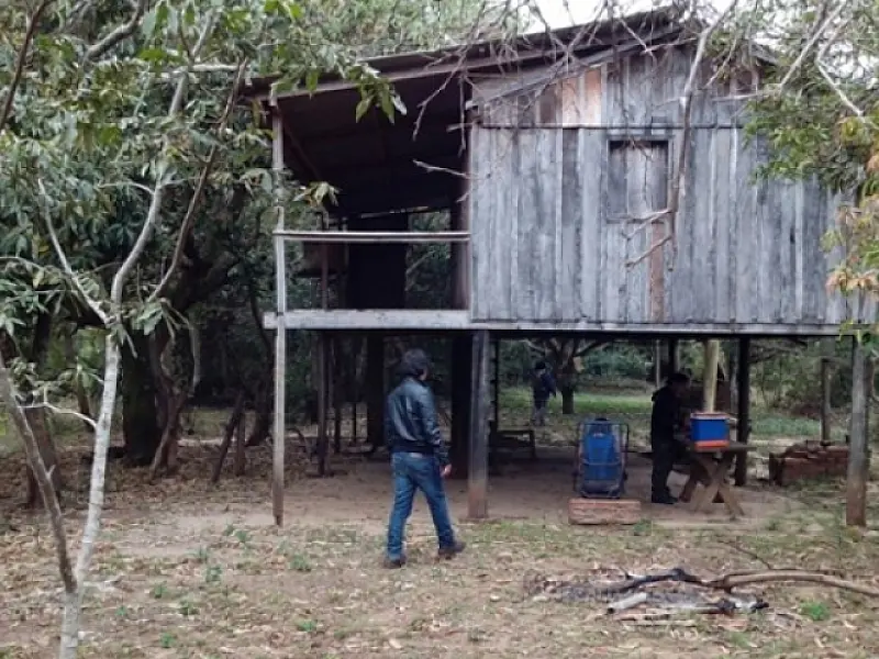 Vândalos ateiam fogo em casa na Ilha do Cacai no Rio Dourados
