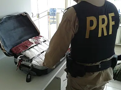 Casal estrangeiro é preso pela PRF com 27 pacotes de cocaína