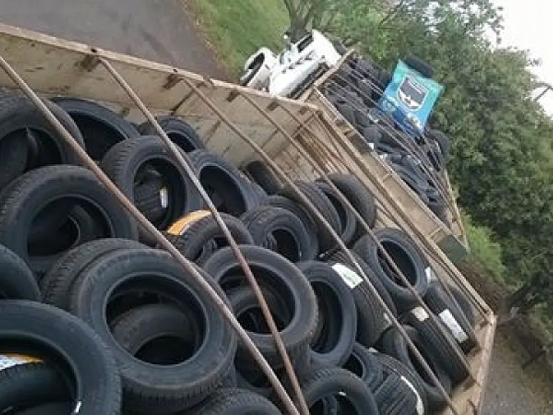 Polícia Militar Rodoviária apreende uma carreta de pneus