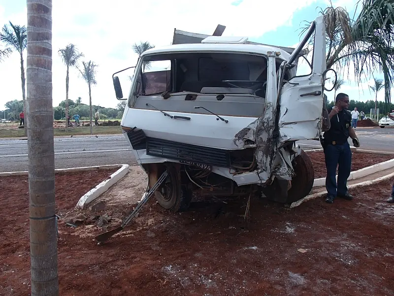 Vítima fatal de acidente entre três caminhões nesta quarta não tinha CNH necessária