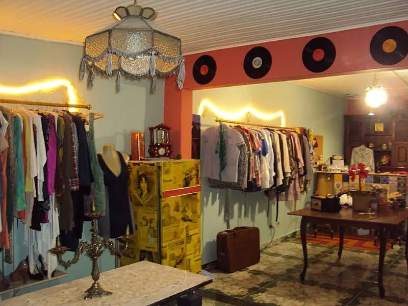 Brechó promove bazar com desconto de até 50% em roupas e antiguidades