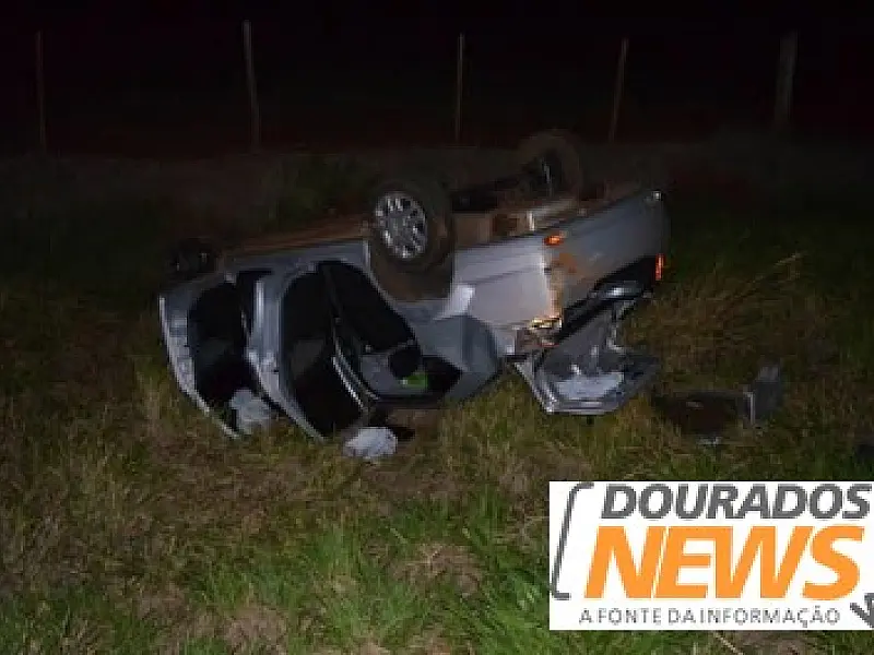 Jovem fura barreiras policiais e capota veículo em Dourados
