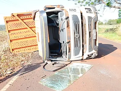 Motorista cochila e carreta tomba na MS- 141 em Ivinhema
