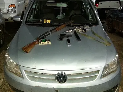 DOF apreende três armas de fogo de uso restrito e recupera veículo