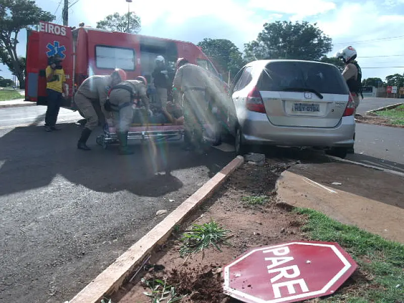 Motorista não respeita sinalização e causa acidente no cruzamento da Afonso Pena