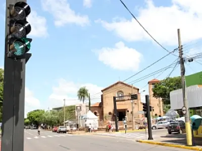 Prefeitura instala semáforo que desarmoniza fachada da Igreja Perpétuo Socorro