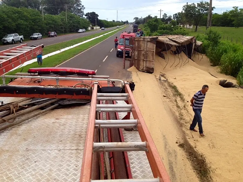 Carreta tomba e deixa duas mulheres feridas em MS