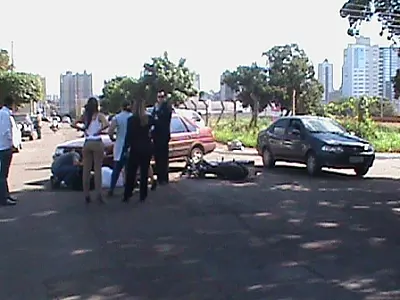 Acidente entre carro e moto na Rua Doutor Zerbini deixa um ferido