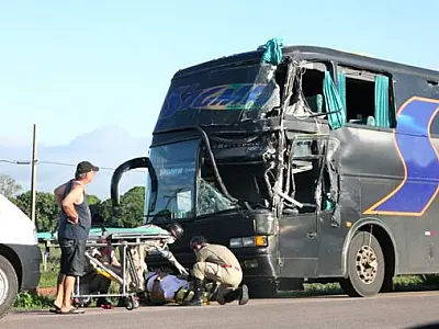 Acidente entre ônibus e carreta em Coxim não deixa vítimas fatais