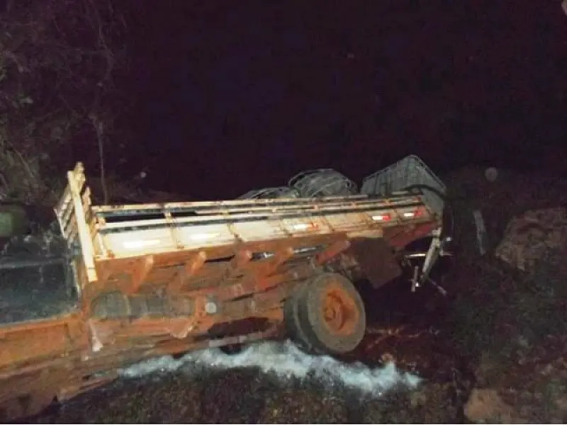 Camionete com ração cai dentro de córrego em Vicentina