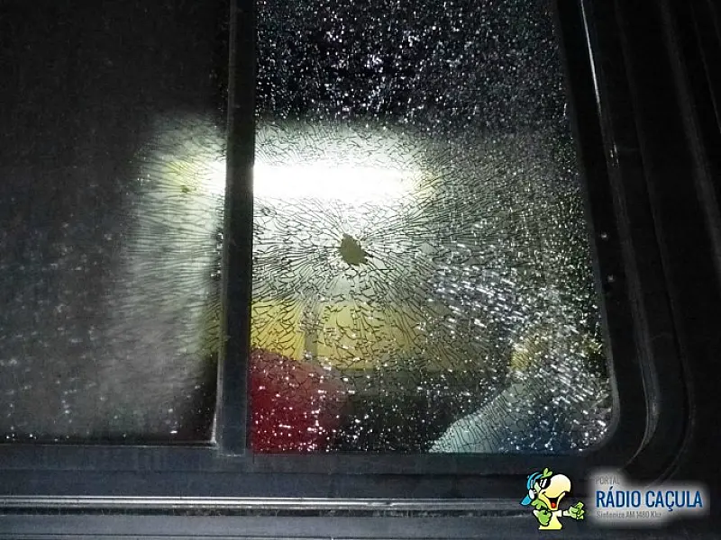 Torcida apedreja ônibus do Costa Rica em Três Lagoas