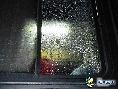 Torcida apedreja ônibus do Costa Rica em Três Lagoas