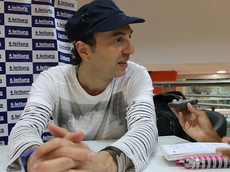 Zeca Baleiro conta um pouco de sua história e dá sua opinião sobre a música regional