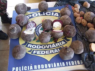 Boliviana é presa com beterrabas cheias de cocaína