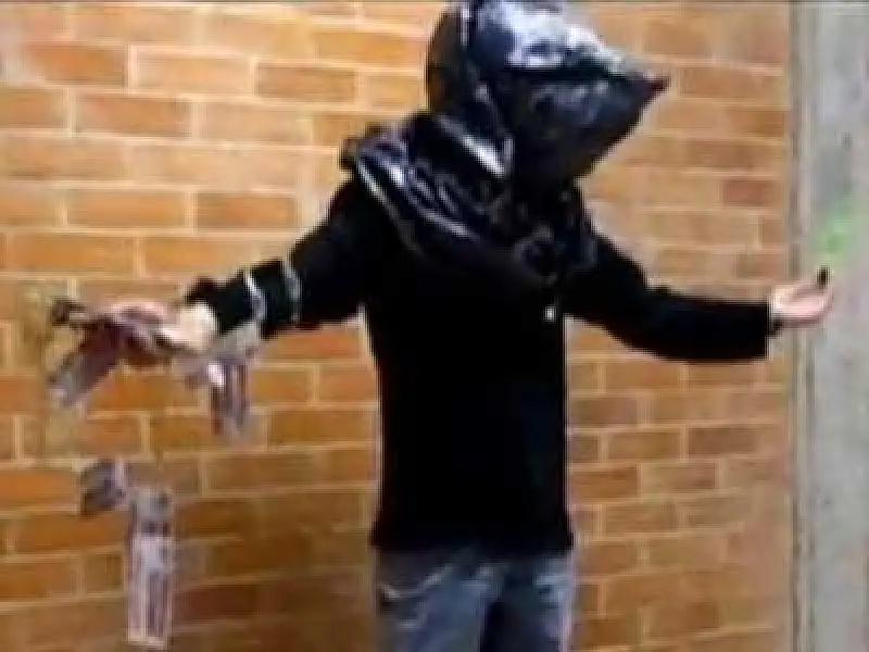 Estudante de arte faz trabalho radical e morre asfixiado