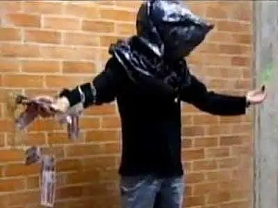 Estudante de arte faz trabalho radical e morre asfixiado