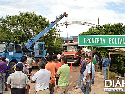 Carreta interrompre tráfego na fronteira Brasil e Bolívia