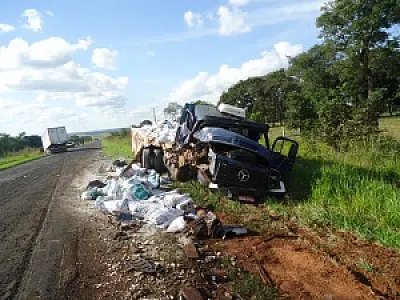 Acidente entre caminhões deixa dois feridos na MS-156