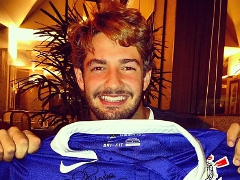 Pato tingiu cabelo de loiro para parecer surfista