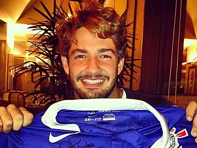 Pato tingiu cabelo de loiro para parecer surfista