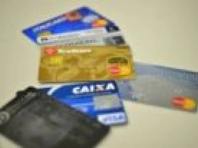 Brasileiros utilizaram mais o cartão de crédito e débito em 2013