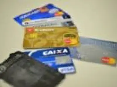 Brasileiros utilizaram mais o cartão de crédito e débito em 2013