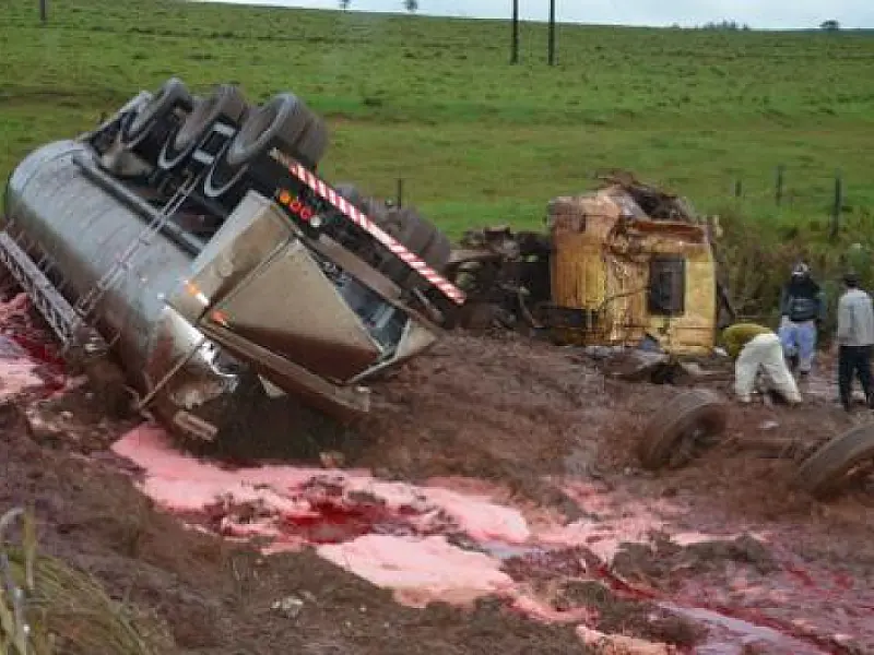 Carreta quebra eixo e tomba na BR 163; o motorista sofreu ferimentos leves