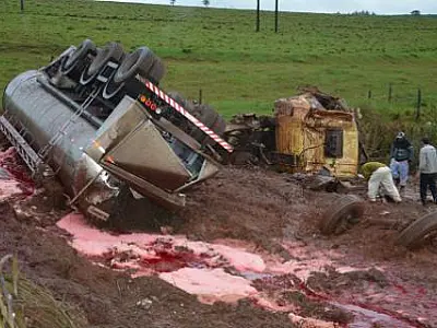 Carreta quebra eixo e tomba na BR 163; o motorista sofreu ferimentos leves