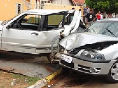 Vereador de Alcinópolis tem veículo destruído em acidente