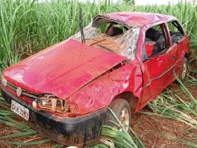 Veículo com cinco pessoas capota na zona rural de Angélica