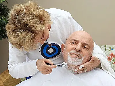 Lula raspa cabeça e barba, antecipando a queda
