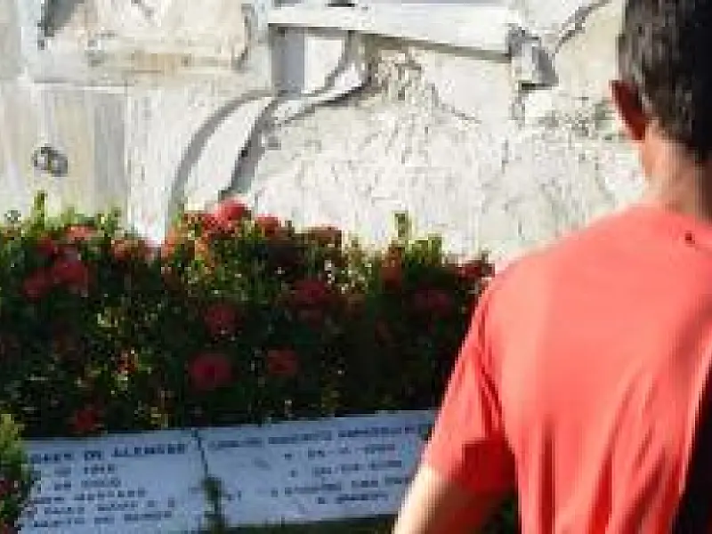 Cemitério onde Campos será sepultado vira ponto de peregrinação