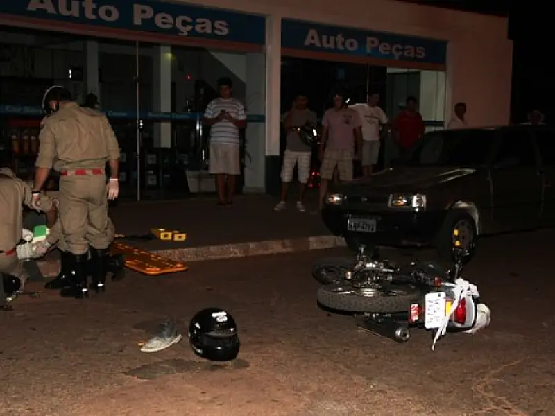 Motociclista bate em carro estacionado em Coxim