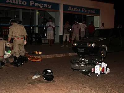 Motociclista bate em carro estacionado em Coxim