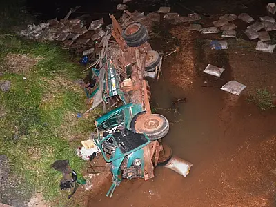 Caminhão cai em córrego e deixa vítima fatal em Novo Horizonte do Sul