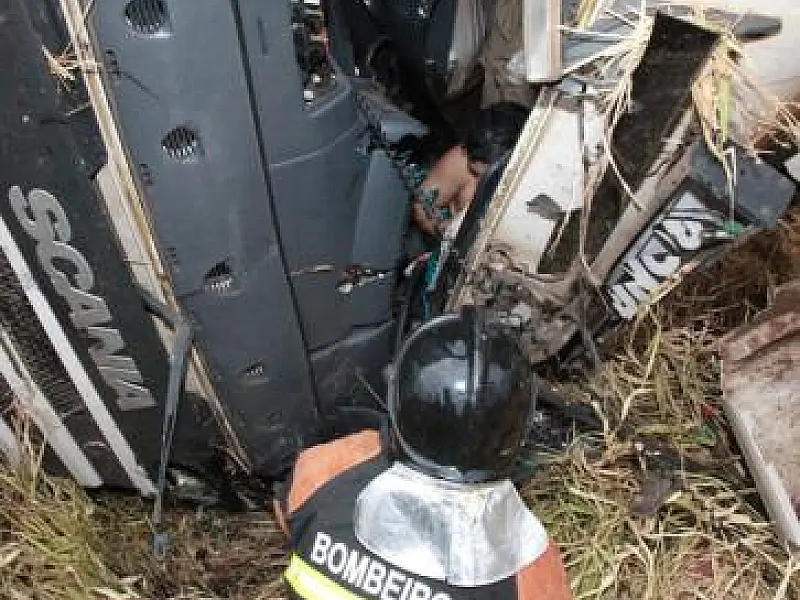 Buraco causa grave acidente na BR-163 e motorista fica preso às ferragens