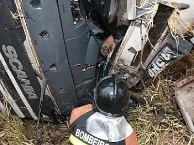 Buraco causa grave acidente na BR-163 e motorista fica preso às ferragens