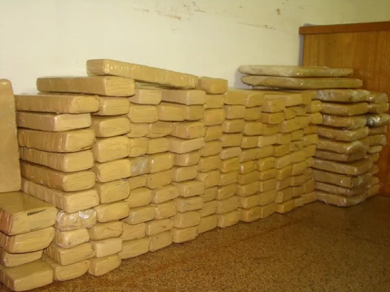 Em Dourados, PRF apreende 170 kg de maconha em carro abandonado