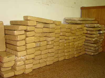 Em Dourados, PRF apreende 170 kg de maconha em carro abandonado