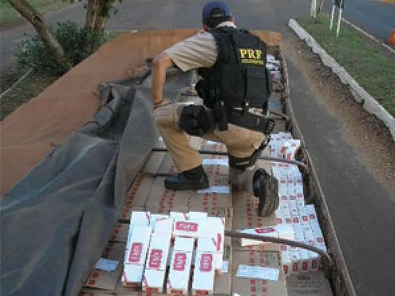 PRF apreende três carretas com pacotes de cigarros