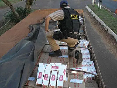 PRF apreende três carretas com pacotes de cigarros
