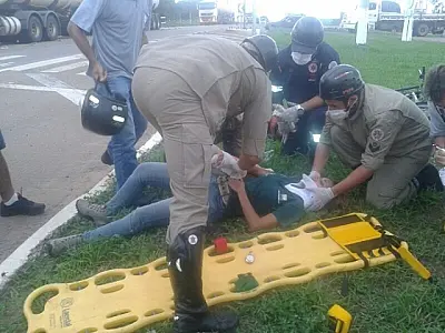 Colisão entre carro e moto deixa mulher ferida na BR-163, em Coxim