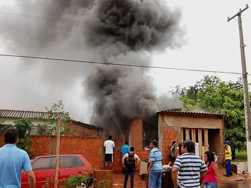 Incêndio destrói residência na cidade de Batayporã