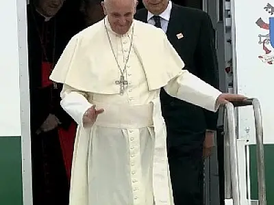 Papa Francisco chega ao Rio de Janeiro e pisa em solo brasileiro