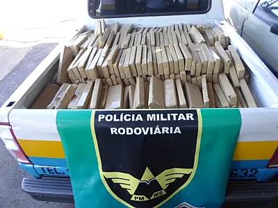 Polícia Militar Rodoviária encontra maconha em fundo falso de F-1000