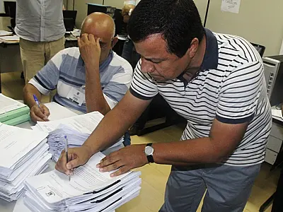 Presidente da CPI da Saúde recebe documentos entregues pelo vereador Airton Araújo