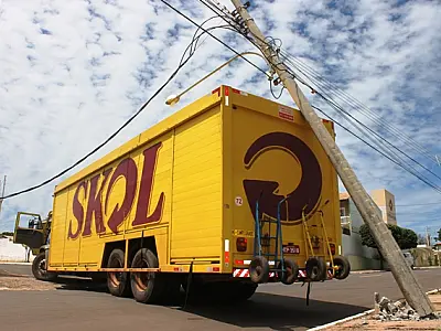 Poste da rede elétrica cai sobre caminhão em Campo Grande