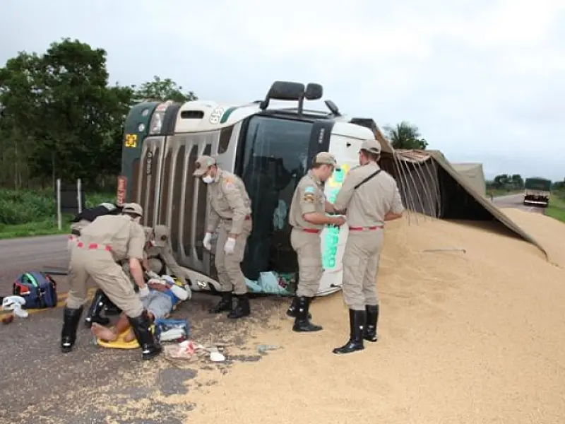 Homem dorme ao volante e tomba carreta na BR 163