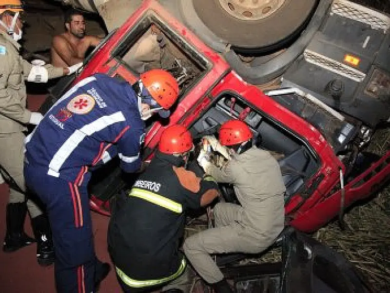 Criança de 9 anos morre presa às ferragens em acidente na BR-163